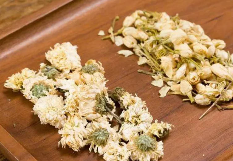 天辰注册老年女性，不妨常吃些茉莉花和菊花。